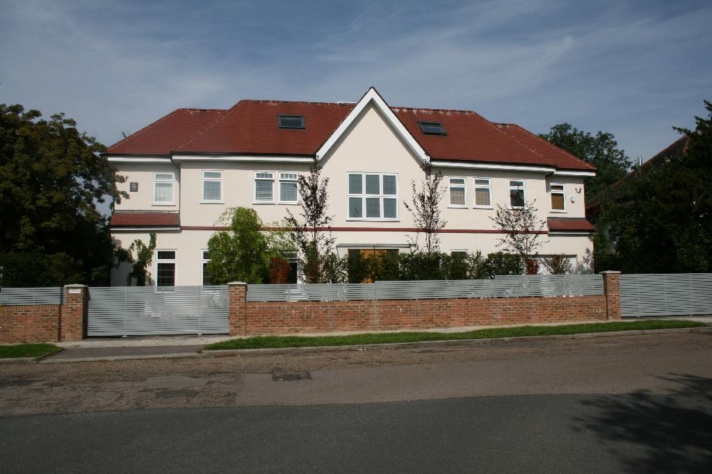 8 bed property in Parkside, Mill Hill